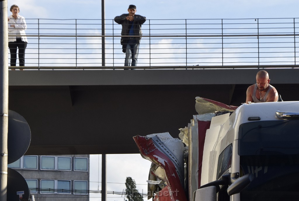 LKW blieb unter Bruecke haengen Koeln Deutz Opladenerstr Deutz Muelheimerstr P148.JPG - Miklos Laubert